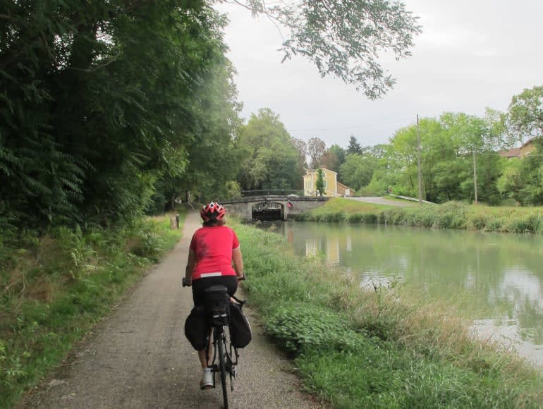 Nebenradweg in der Natur | MegaSport Travel