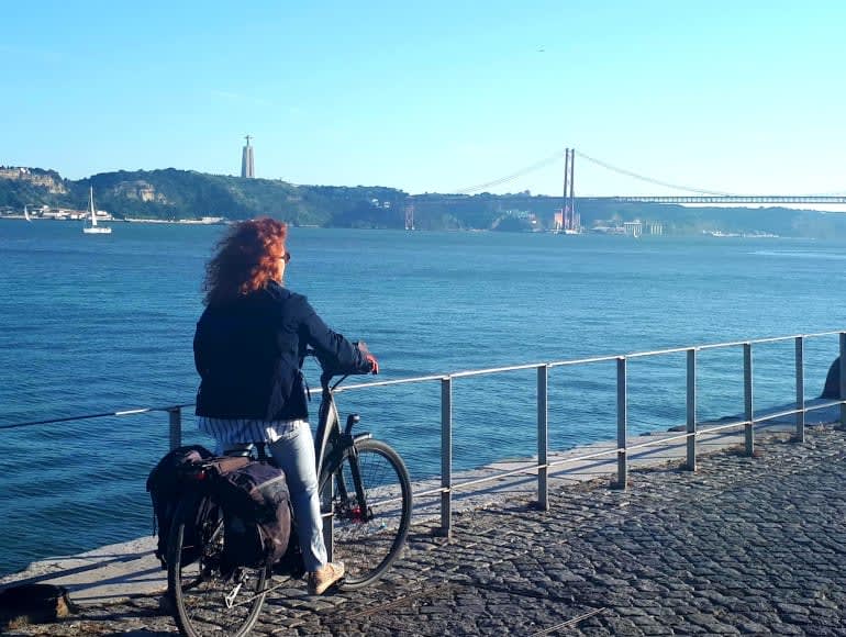 discover lisbon by bike, 25th april bridge, sanctuary christ the king, tagus river, bike in lisbon