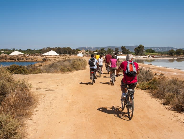 Depósito de sal y ciclismo en ria formosa