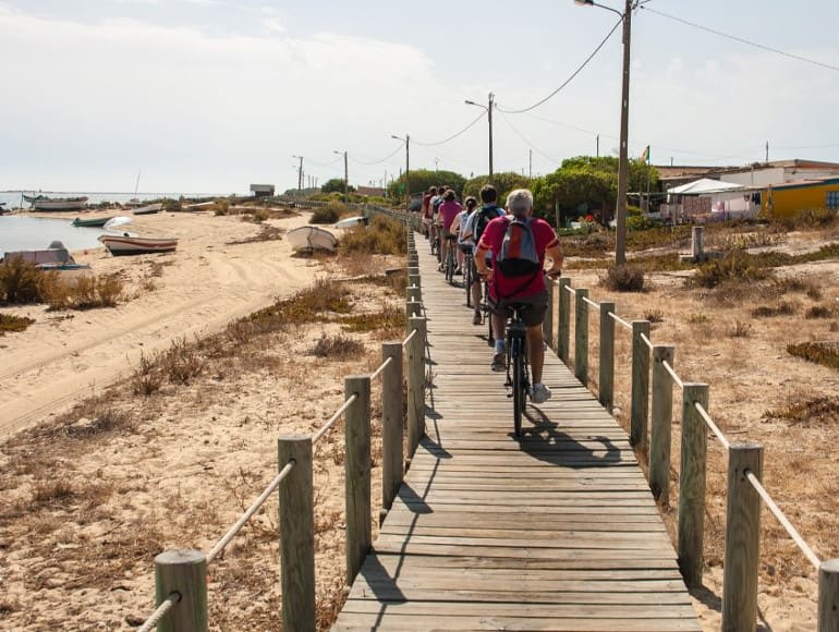 Promenade latérale sur la plage pour faire du vélo